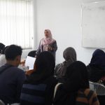Mahasiswa sedang mendengarkan penjelasan terkait syarat Beasiswa RMP dan program bantuan pendidikan Pemkot Bandung di dalam kelas.