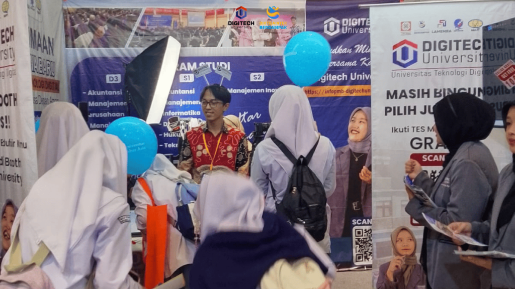 Sekelompok siswa SMA sedang berkonsultasi mengenai panduan dan cara daftar kuliah bersama tim penerimaan mahasiswa baru di booth pameran Digitech University
