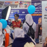 Sekelompok siswa SMA sedang berkonsultasi mengenai panduan dan cara daftar kuliah bersama tim penerimaan mahasiswa baru di booth pameran Digitech University
