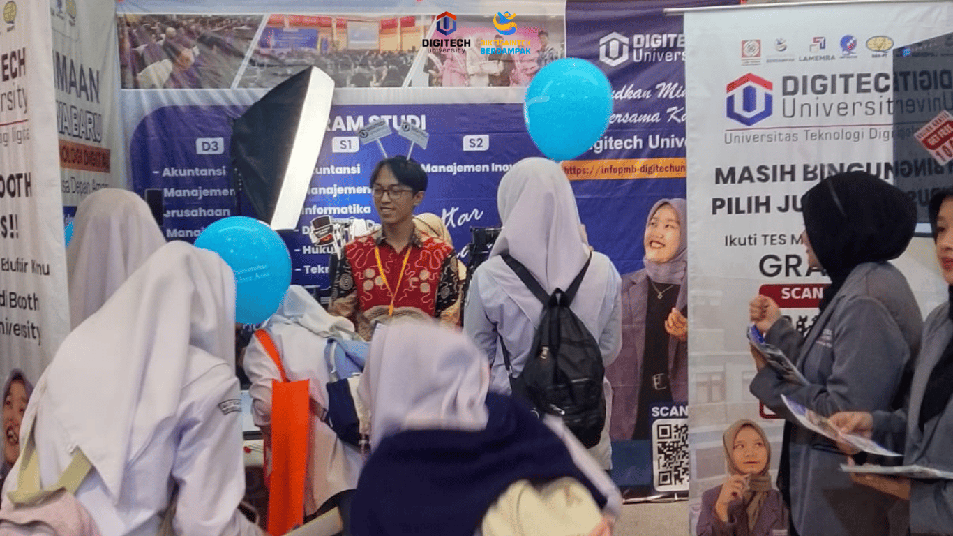 Sekelompok siswa SMA sedang berkonsultasi mengenai panduan dan cara daftar kuliah bersama tim penerimaan mahasiswa baru di booth pameran Digitech University